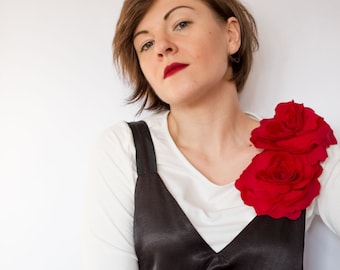 Czerwona broszka z dwoma kwiatami, czerwone kwiaty, przypinka z czerwonymi kwiatami, ręcznie robione kwiaty, motyw świąteczny