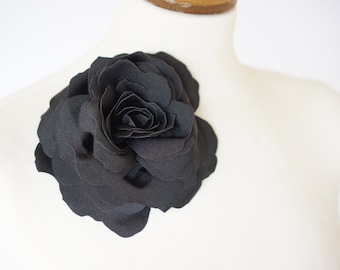 Broszka z czarnego kwiatu, tkanina, ręcznie robione