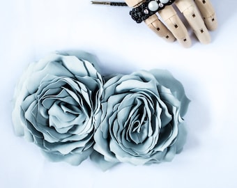 Broszka z dwoma kwiatami, ręcznie robiona broszka z materiału, mnożenie kwiatów, kompozycja kwiatowa / Niebieski i szary, Jasnoszary, Kadetowy błękit, Jasnoniebieski