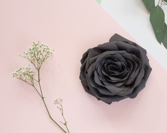 Broszka z kwiatkiem, rękodzieło, tkanina, szara