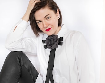 Broszka z szarego kwiatu z czarnym łukiem wykonane z wstążki, Broszka z kokardą z kwiatów