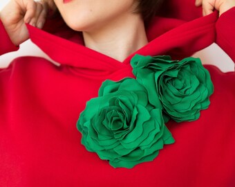 Zielona broszka z dwoma kwiatami, ręcznie robione kwiaty, projekt w świątecznym nastroju
