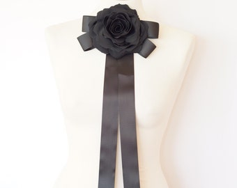 Broszka z czarnym kwiatem z czarnym łukiem wykonane z wstążki, Broszka z kokardą z kwiatów