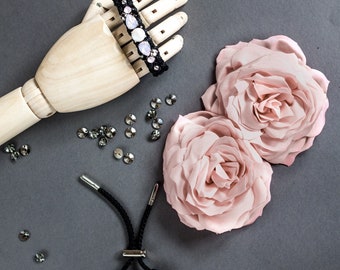 Broszka z dwoma kwiatami, ręcznie robione kwiaty, szpilka / Brzoskwiniowy, kremowo-różowy