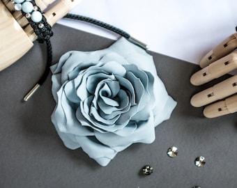 Broszka z kwiatkiem, ręcznie robiona, materiał, jasnoniebieski