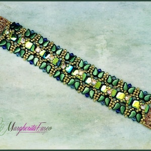 Op de afbeelding: Een groene en gouden kralen armband met een decoratieve sluiting. De armband heeft een herhalend patroon van groene druppel kralen en gouden zaad kralen.