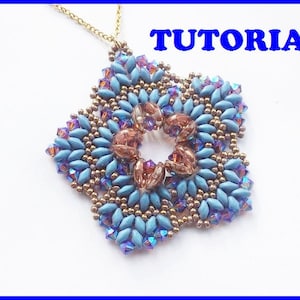 Pode incluir: Um colar com um pingente em forma de estrela azul e marrom. O pingente é feito com pequenas contas de sementes e apresenta um design de estrela central.