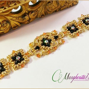 Könnte beinhalten: Ein goldfarbenes Perlenarmband mit schwarzen und irisierenden Akzenten. Das Armband hat ein zentrales Design mit einem großen irisierenden Stein und wird von vier sternförmigen Elementen flankiert. Das Armband ist mit orangefarbenen und goldenen Perlen verziert.