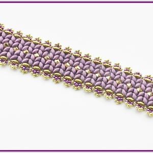 Può includere: Un braccialetto di perline viola e dorate con un motivo geometrico. Il braccialetto è realizzato con piccole perline a seme e ha una chiusura a moschettone.