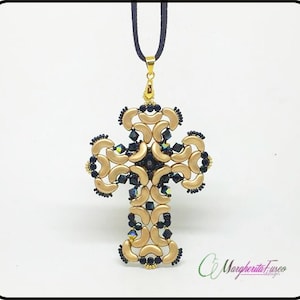 Può includere: Collana con ciondolo a croce in perle dorate e nere. La croce è realizzata con perle dorate e perle nere. La collana è su un cordoncino nero.