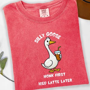 Komfort Farben Dummer Gans Auf Der Lockeren Gans T-Shirt Dumme Gans Kaffee Liebhaber Shirt Lustiges Grafik-Shirt Niedliches Gans-Hemd 90er Jahre Ästhetik