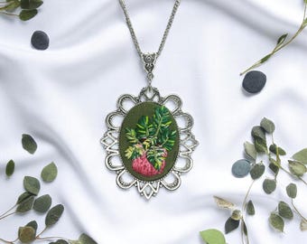 Collar Monstera bordado a mano – Colgante ovalado de plata ornamentado con maceta rosa