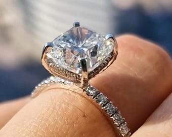 Anel de Noivado com Halo e Diamante de 2 Quilates com Corte Almofada, Anel de Noivado com Halo e Diamante de Moissanita em Ouro Branco 14K, Anel de Casamento Feminino, Presente