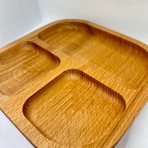 Holzgeschirr |Babyteller aus Holz mit Saugnapf| Serviertablett aus Holz | Handgemachte Snack Platte |  Naturholz Geteilte Servierplatte |