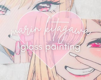 Könnte beinhalten: Zwei Glasbilder von Marin Kitagawa aus dem Anime "My Dress-Up Darling". Die Bilder sind in Form eines rosa Herzens mit dem Text "Marin Kitagawa glass painting" in der Mitte.