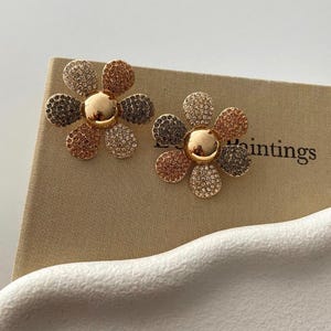 Pendientes florales chapados en oro con pétalos de circonita multicolor / Tachuelas florales de latón / Joyas coloridas y llamativas