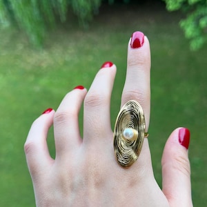 Anillo ovalado texturizado en tono dorado ajustable / Anillo de perla resistente al agua / Acero inoxidable