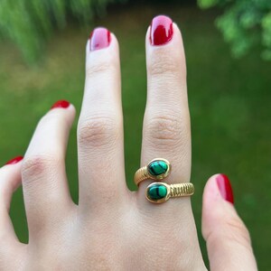 Anillo de serpiente de oro de 18 quilates: espiral de piedra verde, acero inoxidable ajustable