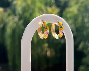 Florale Emaille Ohrringe: 18K Vergoldete Kupfer Huggie Creolen | Geschenk für Frauen