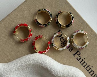 Floral Emaille Ohrringe | Bunte Gold Creolen | Blumen Ohrringe | Niedliche Ohrringe für jeden Tag | Geschenk für Sie