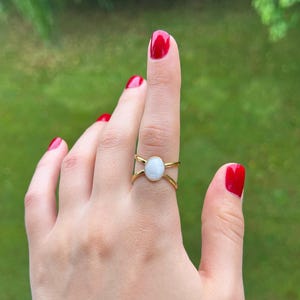 Anillo minimalista de piedra blanca: banda ajustable de acero inoxidable chapado en oro de 18 quilates