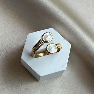 Anillo de acero inoxidable chapado en oro de 18 quilates con diseño envolvente de piedra blanca. Regalo para mujer.