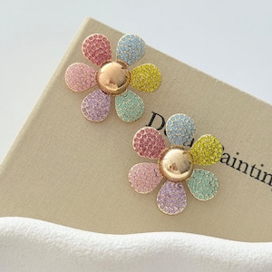 Pendientes florales chapados en oro con pétalos de circonita multicolor / Tachuelas florales de latón / Joyas coloridas y llamativas