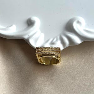 Anillo ancho de circonita bañado en oro de 18 quilates: joya con estilo/regalo para mujer