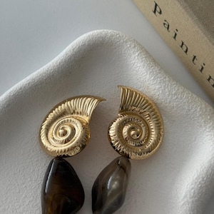 Pendientes de concha bañados en oro / Aros colgantes de concha de nautilus / Joyería costera de latón / Pendientes colgantes inspirados en el océano
