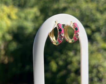 Florale Emaille Ohrringe: 18K Vergoldete Huggie Creolen | Geschenk für Frauen | Geschenk für Frauen