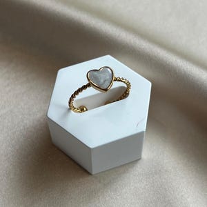 Anillo de corazón delicado: banda ajustable de acero inoxidable chapado en oro de 18 quilates / Regalo para mujer