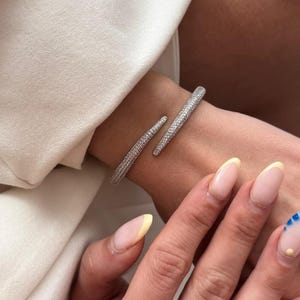 Silber Ton CZ Manschette Armband | Pave Zirkonia Armreif | Hochwertiger Messingschmuck | Funkelndes Statement Armband | Geschenk für Sie