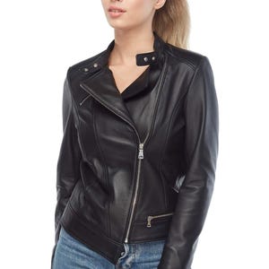 Blouson motard noir pour femme en cuir d'agneau véritable Blouson zippé asymétrique fait main Vêtements d'extérieur pour femme Cadeau parfait pour elle