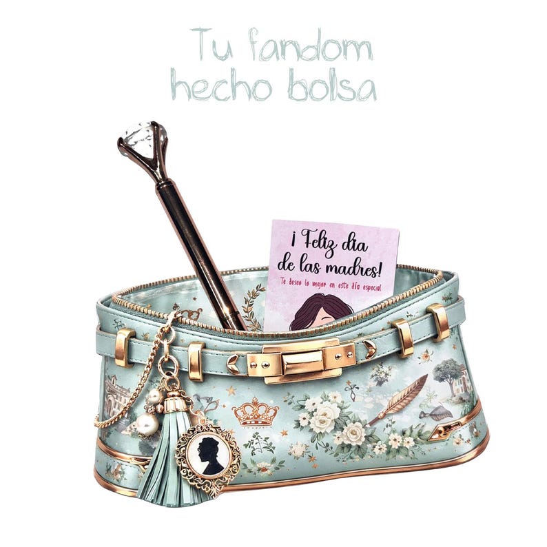 May include: A light blue decorative handbag with gold accents, a pen with a diamond-shaped top, and a card that says "&iexcl;Feliz d&iacute;a de las madres!". The bag features floral and crown designs, a tassel, and a silhouette charm.