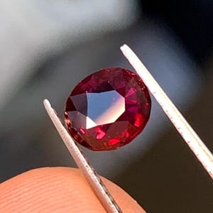 Puede incluir: Un juego de tres tazas de cerámica con un acabado mate moteado. Las tazas son de color crema, gris claro y gris oscuro. Cada taza tiene un diseño simple y moderno y un asa redondeada.