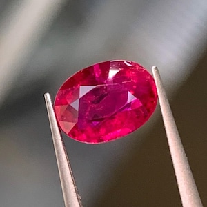 1,06 ct GRS-certifierad Burma naturlig röd rubin av god kvalitet med god lyster