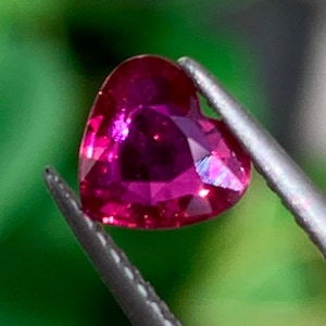 1,08 ct certifierad, värmefri, behandlingsfri, naturlig rubinhjärta, Mozambique, fin eld