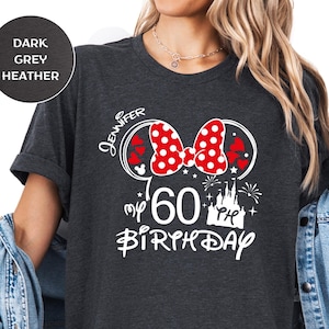 Puede incluir: Camiseta gris oscuro jaspeado con un dise&ntilde;o de Minnie Mouse para un 60 cumplea&ntilde;os. El dise&ntilde;o incluye un lazo rojo con lunares blancos, el nombre "Jennifer", el n&uacute;mero "60" y las palabras "my birthday".