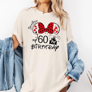 Puede incluir: Camiseta color crema con un dise&ntilde;o inspirado en Minnie Mouse para un 60 cumplea&ntilde;os. El dise&ntilde;o incluye un lazo rojo de lunares, corazones, el nombre "Jennifer", un castillo y las palabras "my 60th Birthday" en escritura negra.