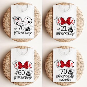 Puede incluir: Cuatro camisetas blancas con dise&ntilde;os de cumplea&ntilde;os. Cada camiseta presenta un dise&ntilde;o inspirado en Mickey Mouse con un nombre, edad y las palabras "my birthday". Los dise&ntilde;os incluyen un lazo rojo, corazones y fuegos artificiales.