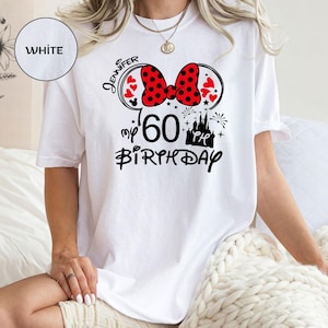 Puede incluir: Camiseta blanca con un dise&ntilde;o tem&aacute;tico de Minnie Mouse para un 60 cumplea&ntilde;os. El dise&ntilde;o incluye un lazo rojo de lunares, corazones, el nombre "Jennifer" y las palabras "my 60th Birthday" en negro.
