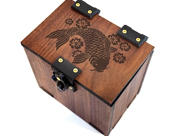 Ręcznie robione pudełko na karty MTG z orzecha włoskiego: ponad 100 kart, tacka na kostki, motyw z rybą Koi