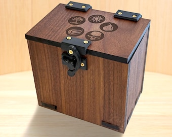 MTG-Deckbox aus Holz, klassisches Mana-Thema, über 100 Karten, Würfelablage, handgefertigt aus Walnussholz (ohne KI) – Geschenkidee für Gamer