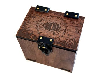 Pudełko na karty MTG LOTR: Commander, mieści ponad 100 kart w koszulkach, tacka na kostki, motyw Saurona