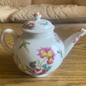 Vintage classic “Bow” porcelain teapot by Franklin and Mint, Victoria & Albert Museum, Collectable china, 1985