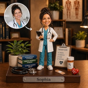 Può includere: Una statuetta bobblehead personalizzata di un infermiere con camice bianco sopra una divisa verde acqua, che regge una cartella. La base presenta il nome Sophia, uno stetoscopio, tre libri di infermieristica, una scheda paziente e un cuore.