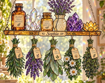 Puede incluir: Un estante de madera colgante con el nombre Sophia, que muestra botellas de vidrio ámbar con etiquetas Plant Heal Repeat y Good Things Grow Here, cristales, un jarrón de lavanda, una vela de loto y cinco manojos de hierbas colgantes.