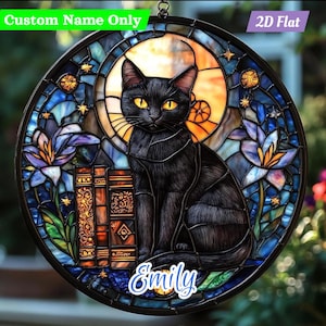 Pode incluir: Uma janela redonda de vitral com um gato preto de olhos amarelos, sentado em frente a uma lua cheia. O design inclui livros, flores e estrelas, com o nome "Emily" e o texto "Custom Name Only" e "2D Flat".