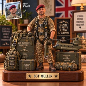 Pode incluir: Uma figura personalizada de um soldado em uniforme de camuflagem e boina bordô, sobre uma base de madeira com a etiqueta SGT MULLEN. A exibição inclui caixas militares em miniatura, um modelo de helicóptero e uma mochila, com textos como AIR SUPPORT LOGISTICS TEAM e READY TO MOVE READY TO SUPPORT.