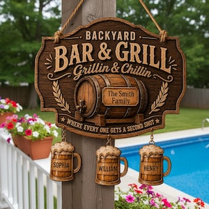 Könnte beinhalten: Ein Holzschild "Backyard Bar & Grill" mit einem Fass-Design und drei Bierkrug-Ornamenten. Das Schild enthält den Text "Grillin & Chillin" und "Where Every One Gets a Second Shot". Die Bierkrüge sind mit den Namen "Sophia", "William" und "Henry" graviert.